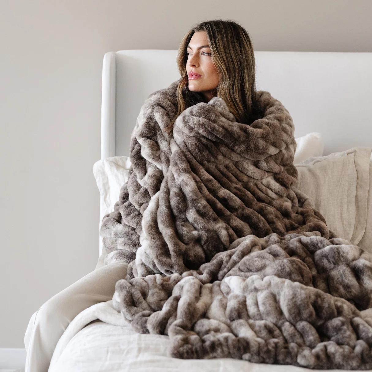 DOUBLE RUCHED FAUX FUR THROW BLANKETS - Image 16