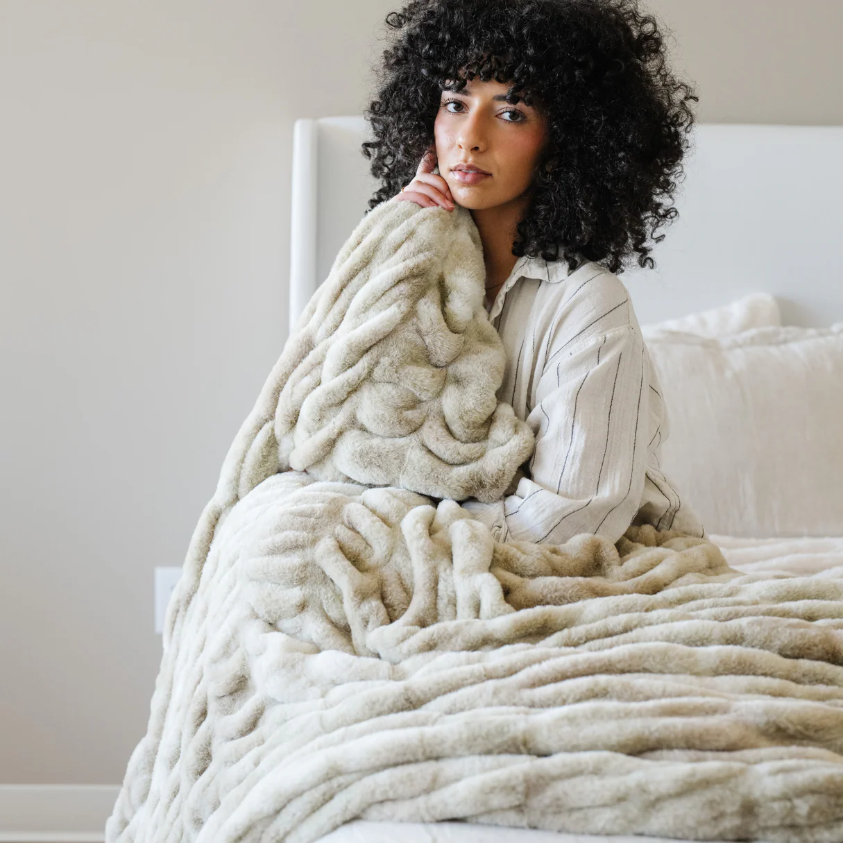 DOUBLE RUCHED FAUX FUR XL THROW BLANKETS - Image 18