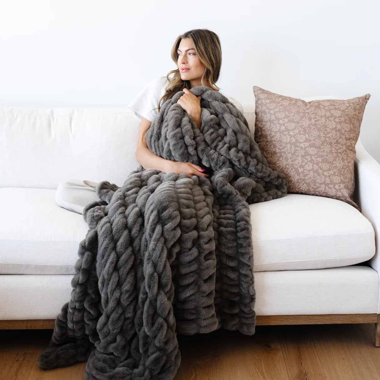 DOUBLE RUCHED FAUX FUR XL THROW BLANKETS - Image 25