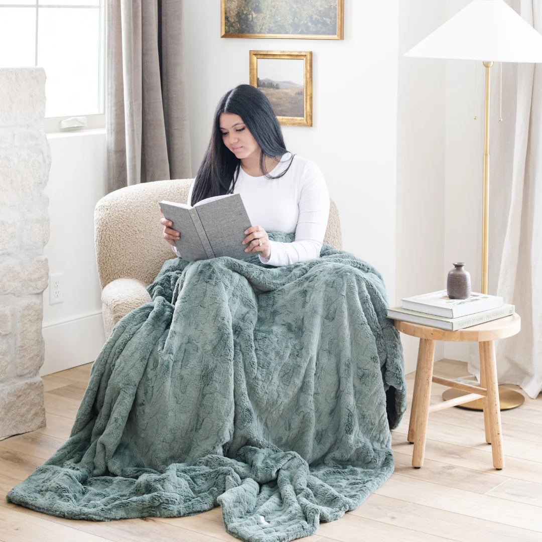 PATTERNED FAUX FUR THROW BLANKETS - Image 37