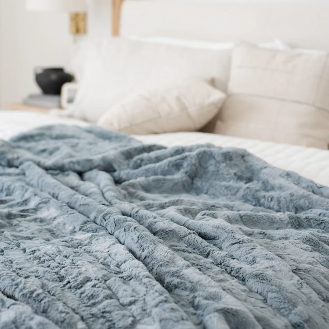 PATTERNED FAUX FUR THROW BLANKETS - Image 45