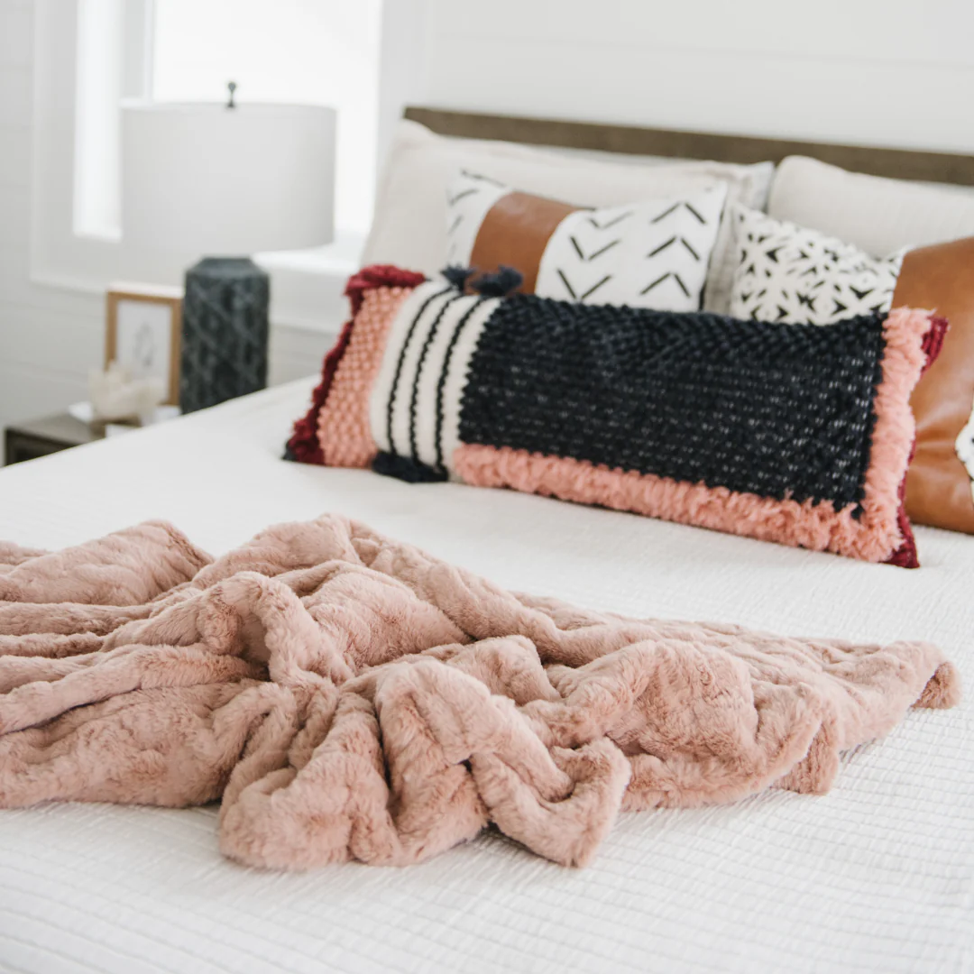 PATTERNED FAUX FUR THROW BLANKETS - Image 55