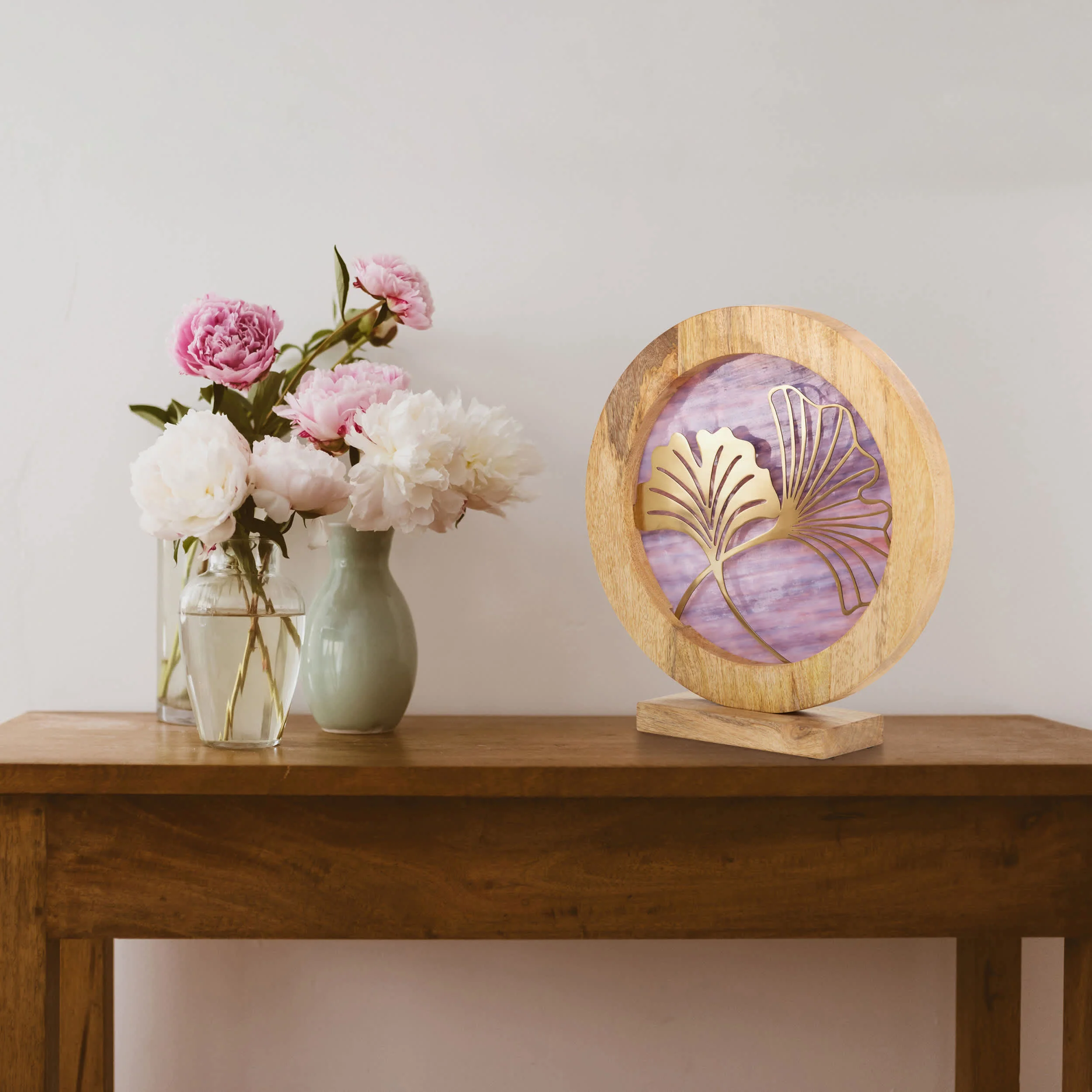 River of Goods 14" W Ginkgo Leaf Theme Round Decorative Stained Glass & Metal Stand with Wood Frame - Image 8